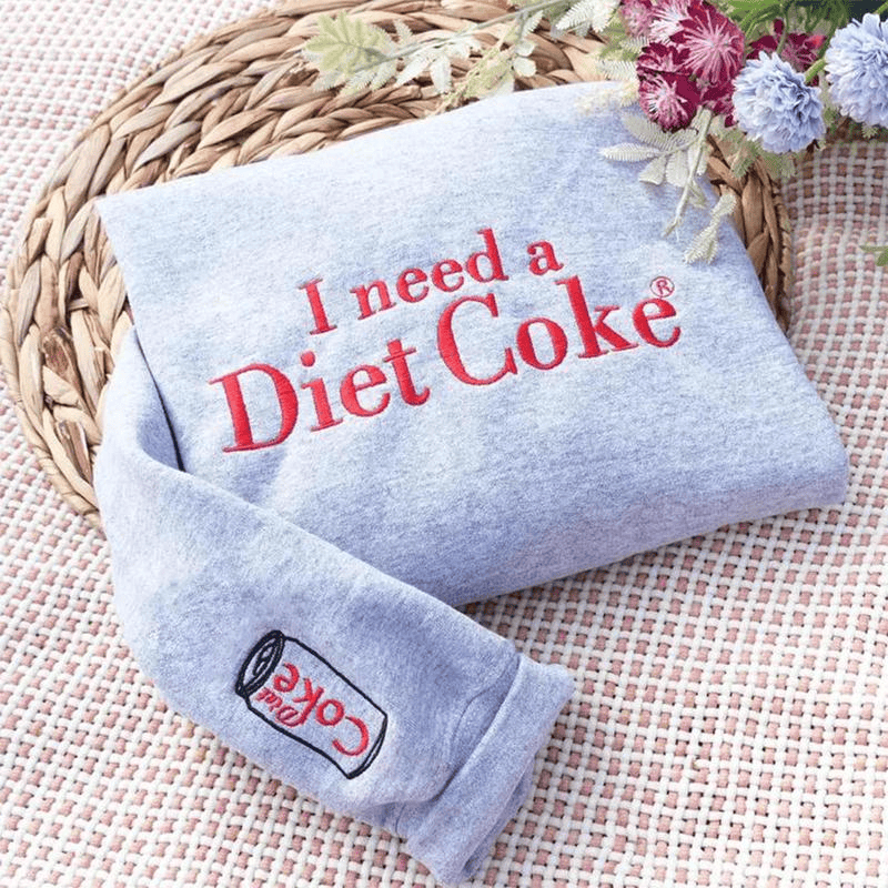 Witziges Sweatshirt mit Stickerei „Ich brauche eine Diät-Cola“ – Sarkastischer Rundhalsausschnitt für Koffeinliebhaber und Meme-Fans 