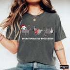 Weihnachtsshirt mit Opossum-Motiv: Überreizt, aber festlich! Lustiges Weihnachtsshirt, Opossum-Weihnachtsshirt, Opossum-Geschenk, Meme-Shirt 