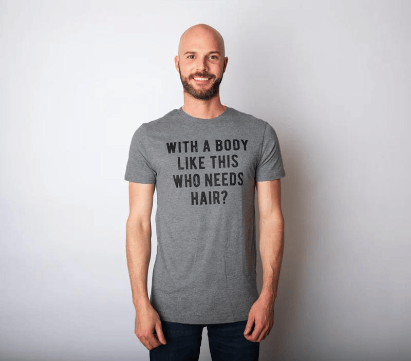 Männer mit so einem Körper – wer braucht schon Haare? – Lustiges T-Shirt für Männer mit Glatze und Dad Bod – Cooles Vintage-Mode-T-Shirt – Geschenkidee – Klassische Herrenbekleidung – Dad-Witz – Lustige Fitness-Kurzarm-Neuheit – Dunkelgrau 