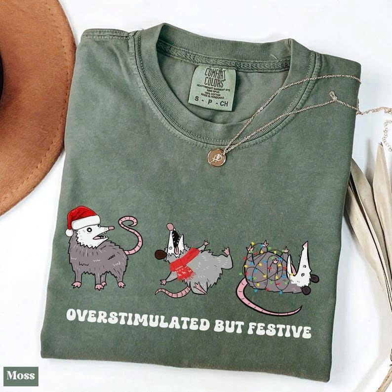 Weihnachtsshirt mit Opossum-Motiv: Überreizt, aber festlich! Lustiges Weihnachtsshirt, Opossum-Weihnachtsshirt, Opossum-Geschenk, Meme-Shirt 