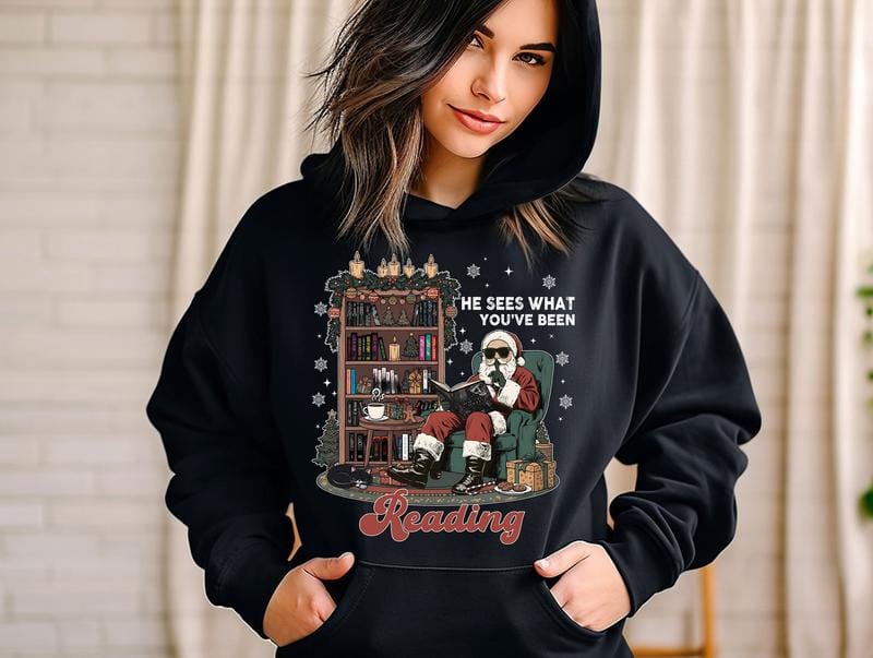 T-Shirt „Er sieht, was du liest“, Sweatshirt „Weihnachtsmann liest düsteren Liebesroman“, lustiger Weihnachtshoodie für Bücherwürmer, Geschenk für Liebhaber erotischer Bücher, für Fans pikanter Bücher 