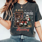 T-Shirt „Er sieht, was du liest“, Sweatshirt „Weihnachtsmann liest düsteren Liebesroman“, lustiger Weihnachtshoodie für Bücherwürmer, Geschenk für Liebhaber erotischer Bücher, für Fans pikanter Bücher 