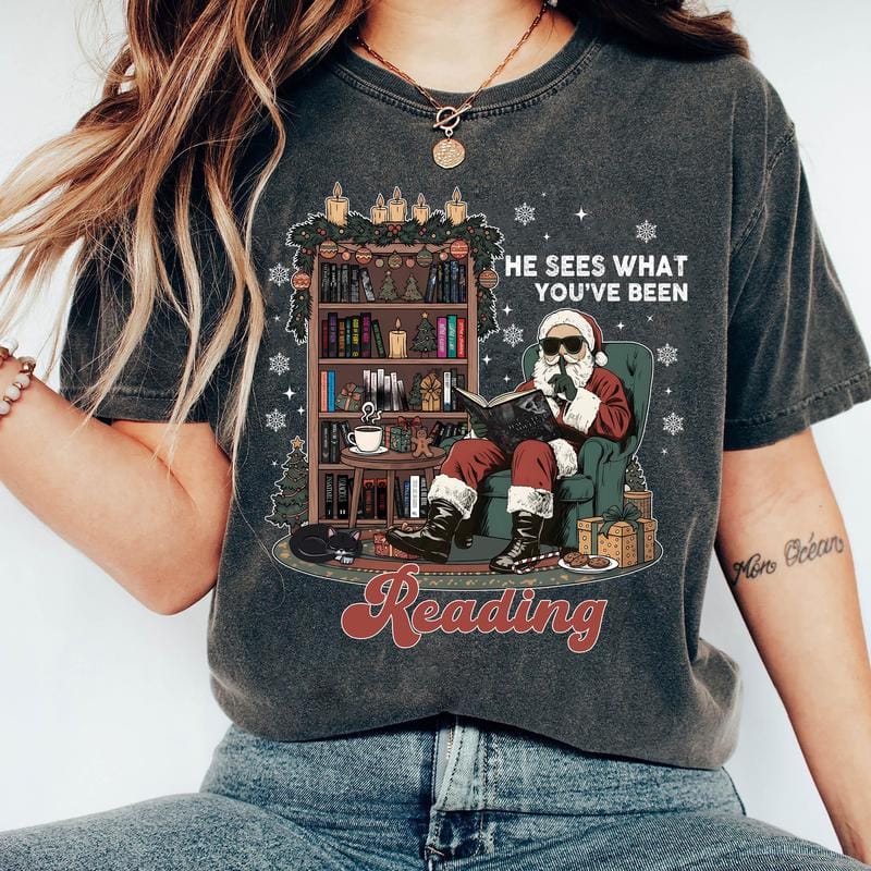 T-Shirt „Er sieht, was du liest“, Sweatshirt „Weihnachtsmann liest düsteren Liebesroman“, lustiger Weihnachtshoodie für Bücherwürmer, Geschenk für Liebhaber erotischer Bücher, für Fans pikanter Bücher 