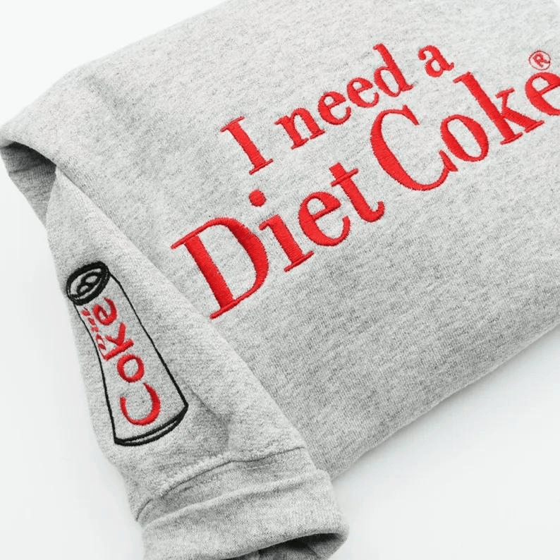 Witziges Sweatshirt mit Stickerei „Ich brauche eine Diät-Cola“ – Sarkastischer Rundhalsausschnitt für Koffeinliebhaber und Meme-Fans 