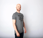 Männer mit so einem Körper – wer braucht schon Haare? – Lustiges T-Shirt für Männer mit Glatze und Dad Bod – Cooles Vintage-Mode-T-Shirt – Geschenkidee – Klassische Herrenbekleidung – Dad-Witz – Lustige Fitness-Kurzarm-Neuheit – Dunkelgrau 