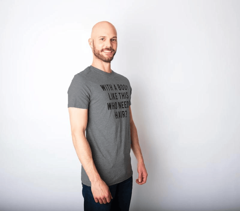 Männer mit so einem Körper – wer braucht schon Haare? – Lustiges T-Shirt für Männer mit Glatze und Dad Bod – Cooles Vintage-Mode-T-Shirt – Geschenkidee – Klassische Herrenbekleidung – Dad-Witz – Lustige Fitness-Kurzarm-Neuheit – Dunkelgrau 