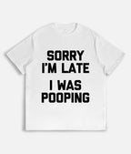 „Sorry, ich bin zu spät, ich war auf dem Klo“ – Lustiges, sarkastisches Baumwoll-T-Shirt | Kurzarm, normale Passform | Maschinenwaschbar 
