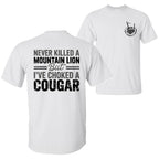 Habe noch nie einen Berglöwen getötet, aber schon einen Puma gewürgt – Lustiges T-Shirt mit sarkastischem Humor, beidseitig bedruckt, Unisex-Baumwoll-Top für Damen. 
