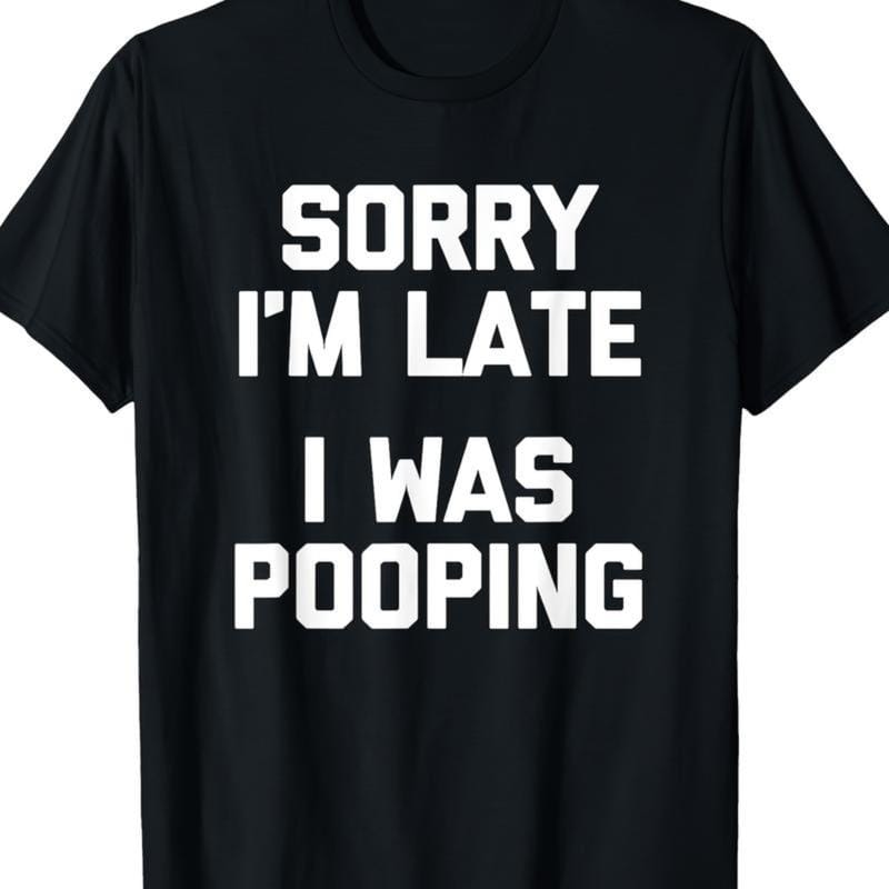 „Sorry, ich bin zu spät, ich war auf dem Klo“ – Lustiges, sarkastisches Baumwoll-T-Shirt | Kurzarm, normale Passform | Maschinenwaschbar 