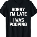 „Sorry, ich bin zu spät, ich war auf dem Klo“ – Lustiges, sarkastisches Baumwoll-T-Shirt | Kurzarm, normale Passform | Maschinenwaschbar 