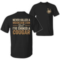 Habe noch nie einen Berglöwen getötet, aber schon einen Puma gewürgt – Lustiges T-Shirt mit sarkastischem Humor, beidseitig bedruckt, Unisex-Baumwoll-Top für Damen. 