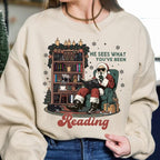 T-Shirt „Er sieht, was du liest“, Sweatshirt „Weihnachtsmann liest düsteren Liebesroman“, lustiger Weihnachtshoodie für Bücherwürmer, Geschenk für Liebhaber erotischer Bücher, für Fans pikanter Bücher 