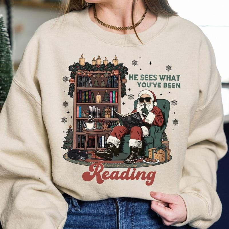 T-Shirt „Er sieht, was du liest“, Sweatshirt „Weihnachtsmann liest düsteren Liebesroman“, lustiger Weihnachtshoodie für Bücherwürmer, Geschenk für Liebhaber erotischer Bücher, für Fans pikanter Bücher 