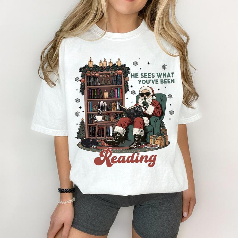 T-Shirt „Er sieht, was du liest“, Sweatshirt „Weihnachtsmann liest düsteren Liebesroman“, lustiger Weihnachtshoodie für Bücherwürmer, Geschenk für Liebhaber erotischer Bücher, für Fans pikanter Bücher 